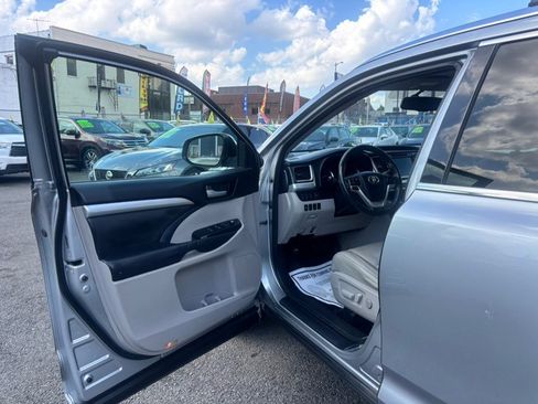 Used 2014 Toyota Highlander XLE AWD/4WD image 8