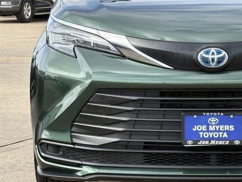 Used 2025 Toyota Sienna LE image 5