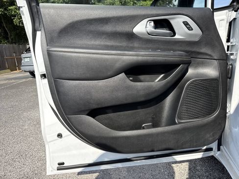 Used 2024 Chrysler Pacifica Limited FWD image 16