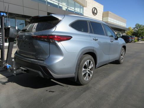 Used 2023 Toyota Highlander XLE AWD/4WD image 8