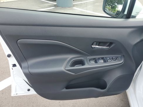 Used 2025 Nissan Versa SV FWD image 8