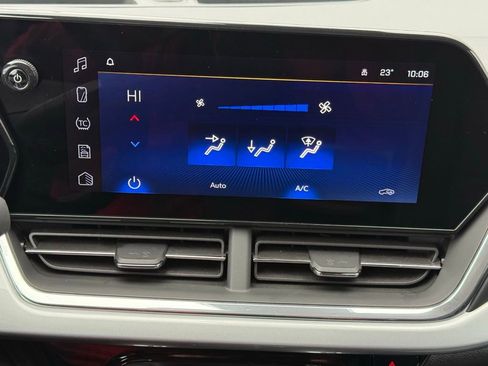 Used 2025 Chevrolet Trax LT w/ LT Convenience Package image 16