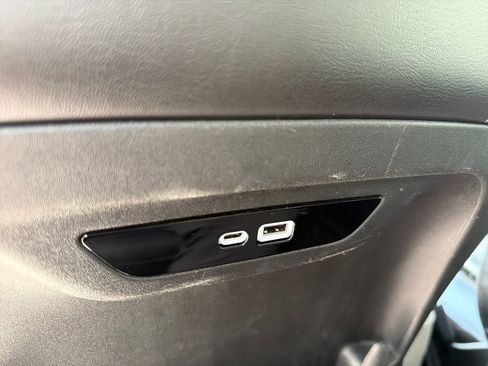 Used 2024 Chrysler Pacifica Limited FWD image 23