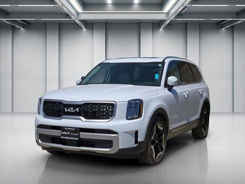 Certified 2023 Kia Telluride EX w/ EX Captain's Chair Package AWD/4WD image 3