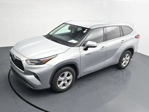 Used 2021 Toyota Highlander LE FWD image 12