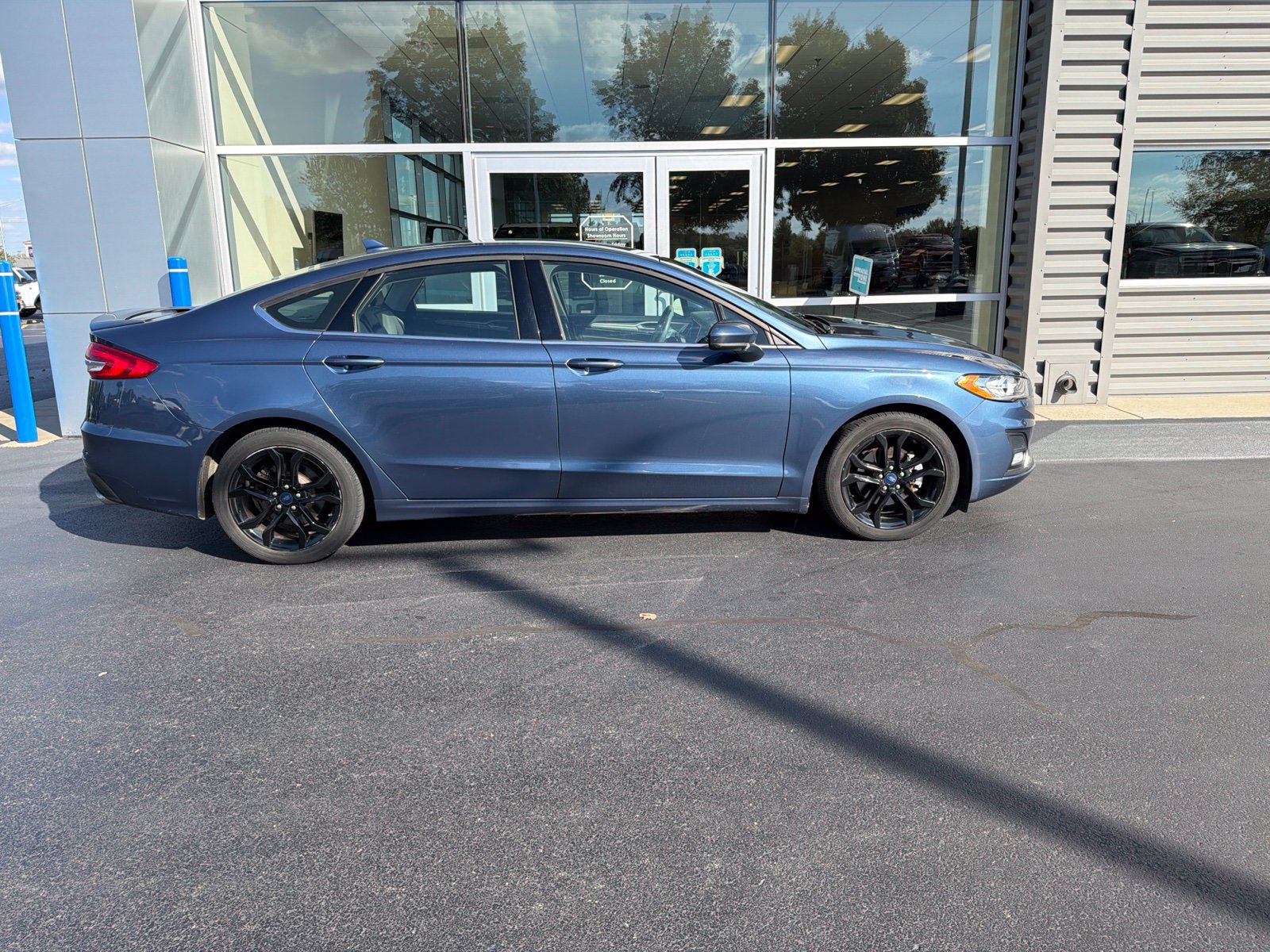 Used 2019 Ford Fusion SE w/ Equipment Group 151A FWD image 3