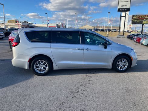 Used 2024 Chrysler Pacifica Touring-L image 8