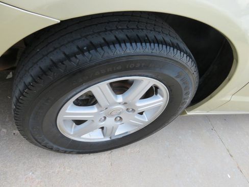 Used 2012 Chrysler Town & Country Touring FWD image 26