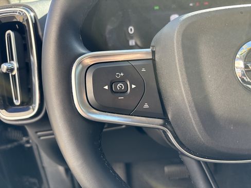 Used 2025 Volvo XC40 B5 Core image 19