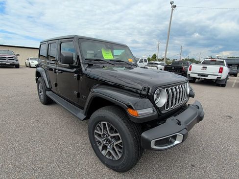 Used 2025 Jeep Wrangler Unlimited Sahara AWD/4WD image 3
