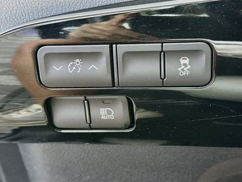Used 2016 Toyota Prius Three Touring w/ Preferred Accessory Package FWD image 16