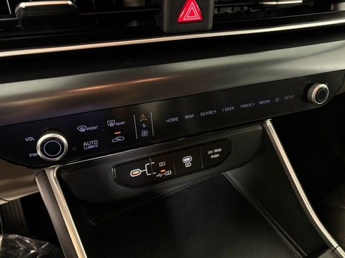 Used 2025 Kia Carnival image 27