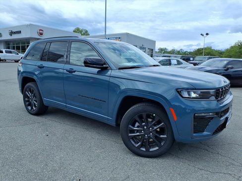 New 2026 Jeep Grand Cherokee Limited AWD/4WD image 2