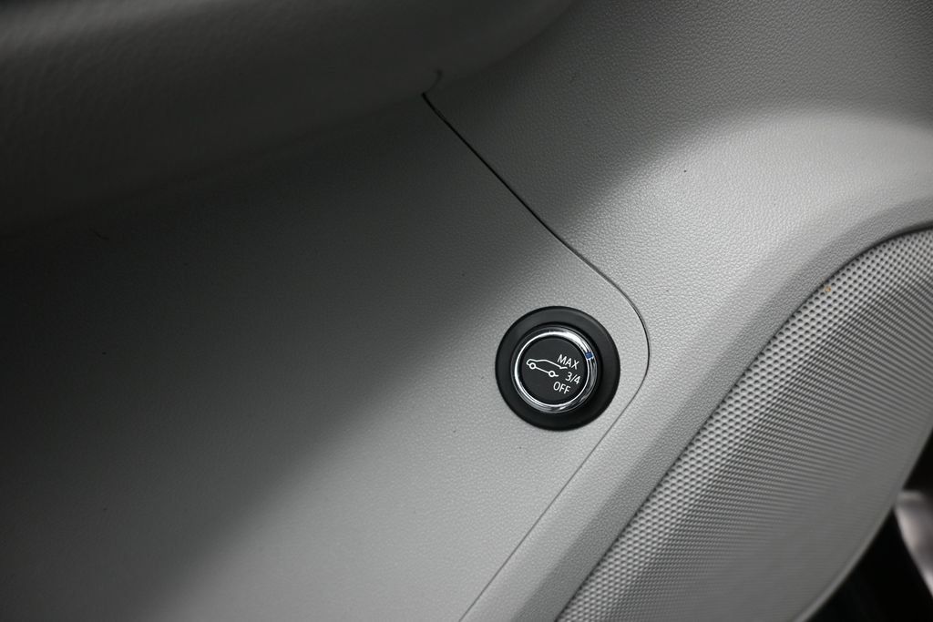 Used 2020 GMC Acadia SLT w/ Trailering Package FWD image 11