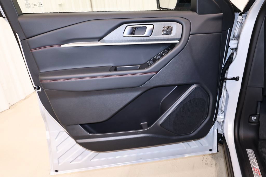New 2026 Ford Explorer ST-Line w/ ST-Line Street Pack AWD/4WD image 9