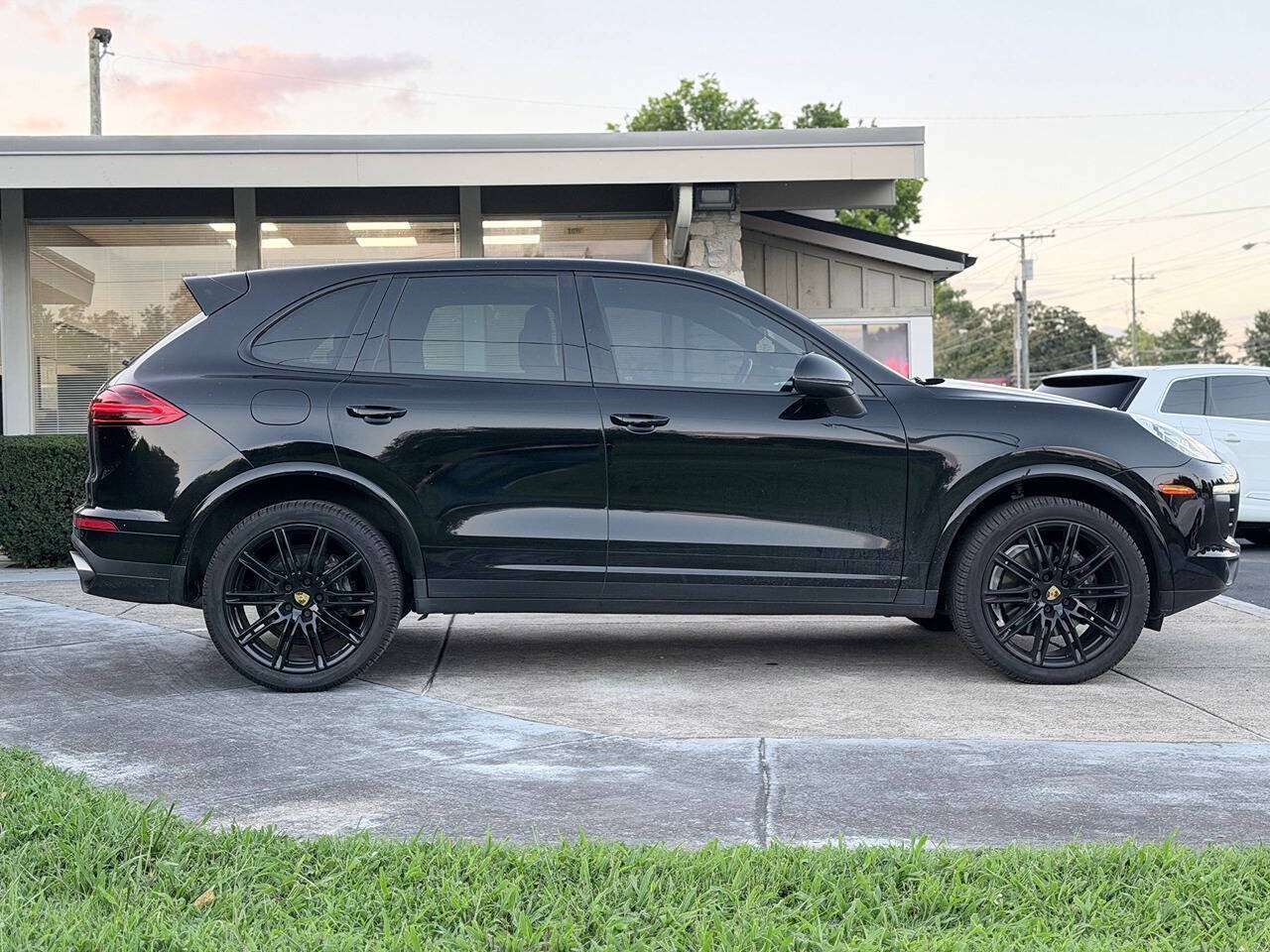 Used 2017 Porsche Cayenne Platinum Edition AWD/4WD image 15