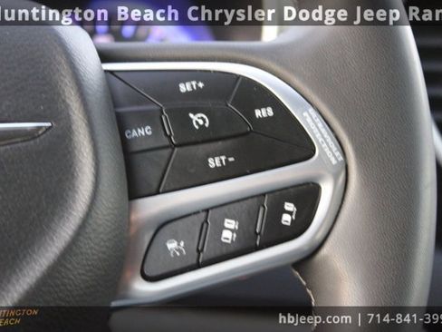 Used 2023 Chrysler Pacifica Touring-L image 16