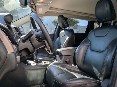 Used 2015 Jeep Cherokee Limited image 16