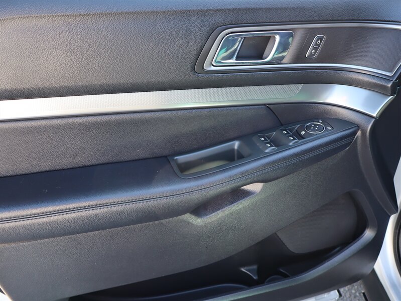 Used 2018 Ford Explorer XLT w/ Equipment Group 201A AWD/4WD image 19