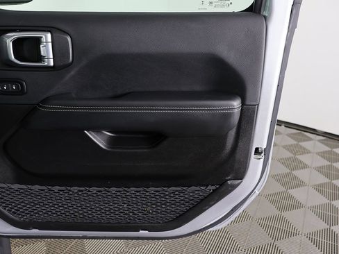 Used 2023 Jeep Gladiator Overland image 17