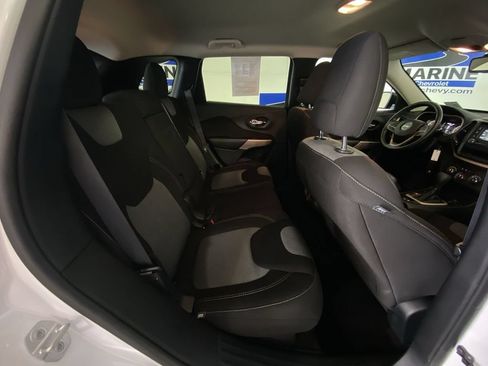 Used 2017 Jeep Cherokee Sport FWD image 29