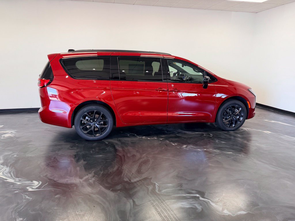 New 2027 Chrysler Pacifica Limited AWD/4WD image 25