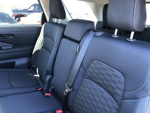 Used 2025 Nissan Pathfinder S image 11