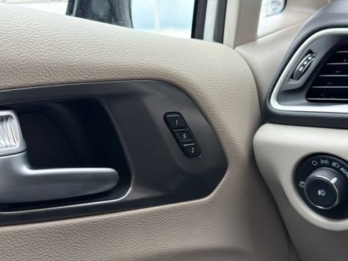 Used 2024 Chrysler Pacifica Touring-L FWD image 32