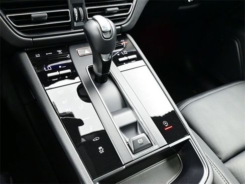 Used 2025 Porsche Macan image 13