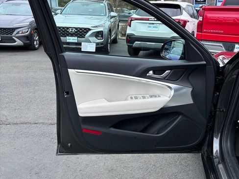 Used 2025 Genesis G70 2.5T RWD image 43