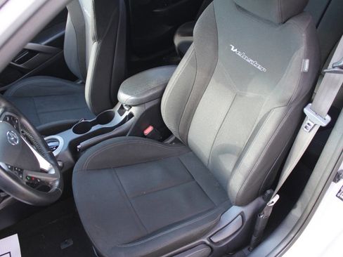 Used 2017 Hyundai Veloster image 11