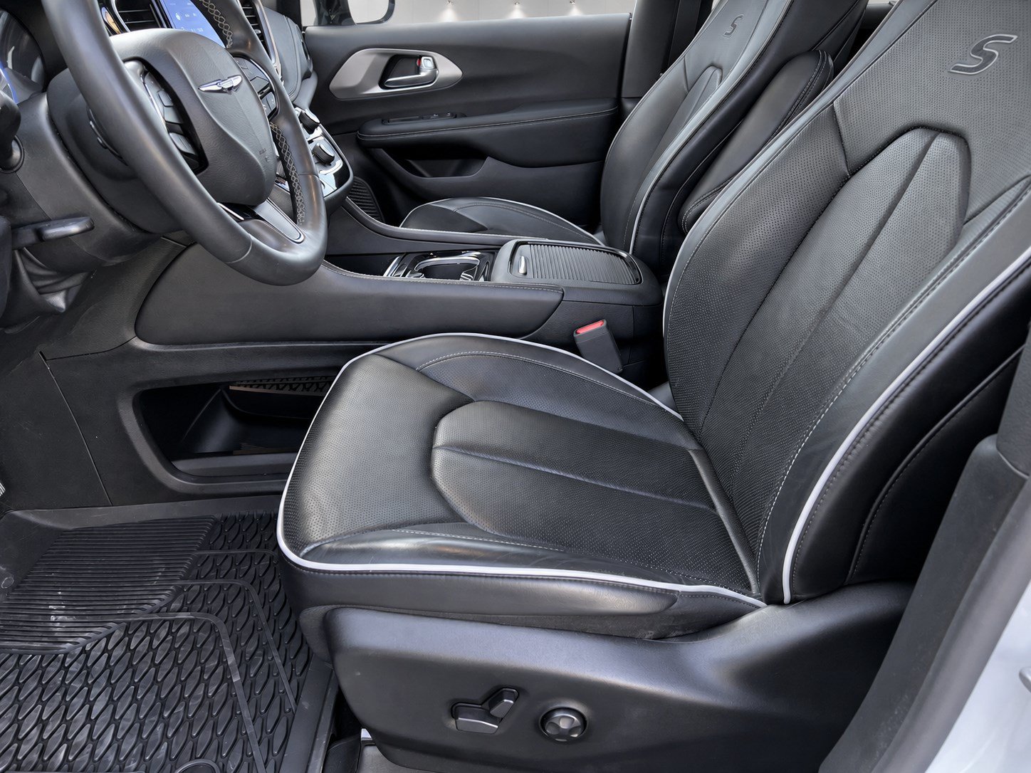 Used 2024 Chrysler Pacifica Limited w/ Uconnect Theater Family Group AWD/4WD image 11