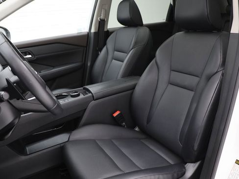 Used 2023 Nissan Rogue SV w/ SV Premium Package image 16