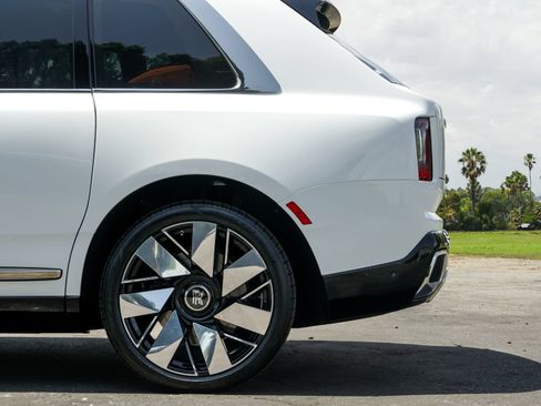 New 2026 Rolls-Royce Cullinan AWD/4WD image 4