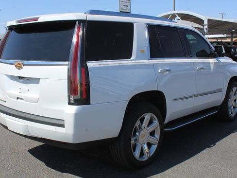 Used 2020 Cadillac Escalade Luxury RWD image 3