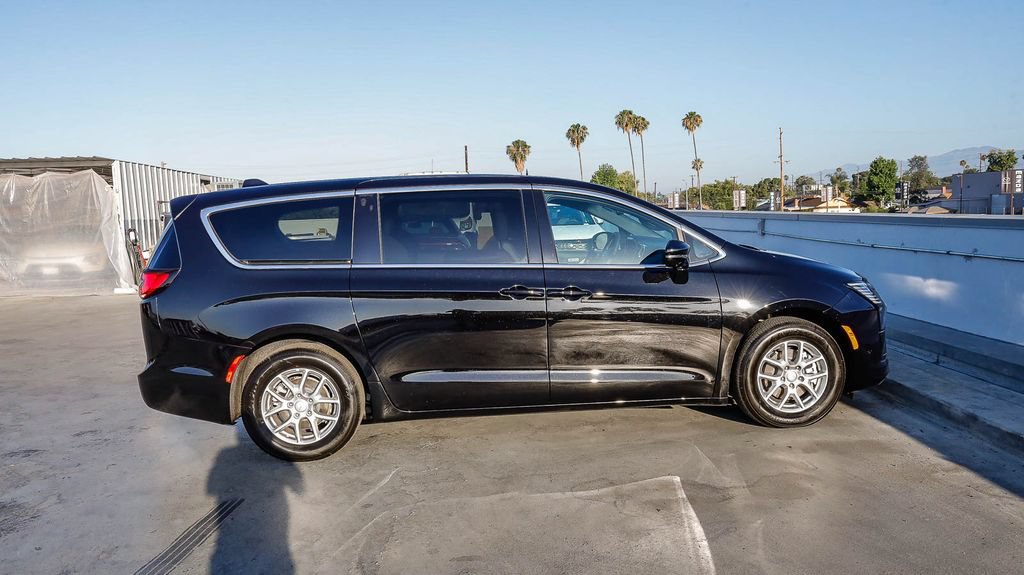 New 2027 Chrysler Pacifica Select FWD image 13