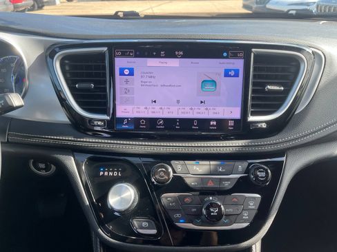 Used 2025 Chrysler Pacifica Limited FWD image 10