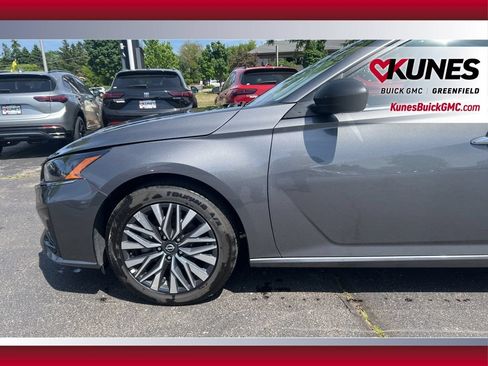 Used 2025 Nissan Altima 2.5 SV FWD image 13