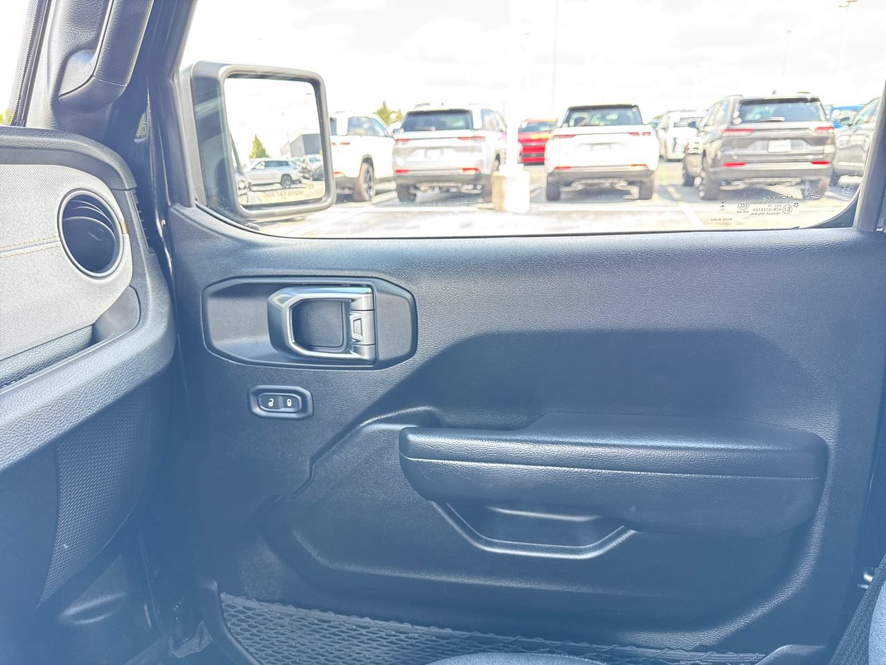 Certified 2025 Jeep Gladiator Sport AWD/4WD image 23
