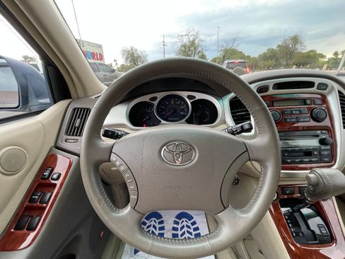 Used 2005 Toyota Highlander 2WD V6 w/ 3rd Row image 13