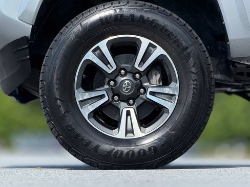 Used 2017 Toyota Tacoma TRD Sport w/ Tow Package RWD image 19