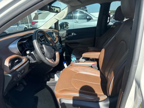 Used 2019 Chrysler Pacifica Limited w/ Advanced Safetytec Group FWD image 2