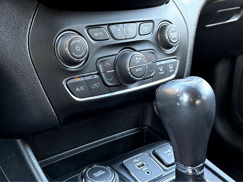 Used 2020 Jeep Cherokee Limited image 13