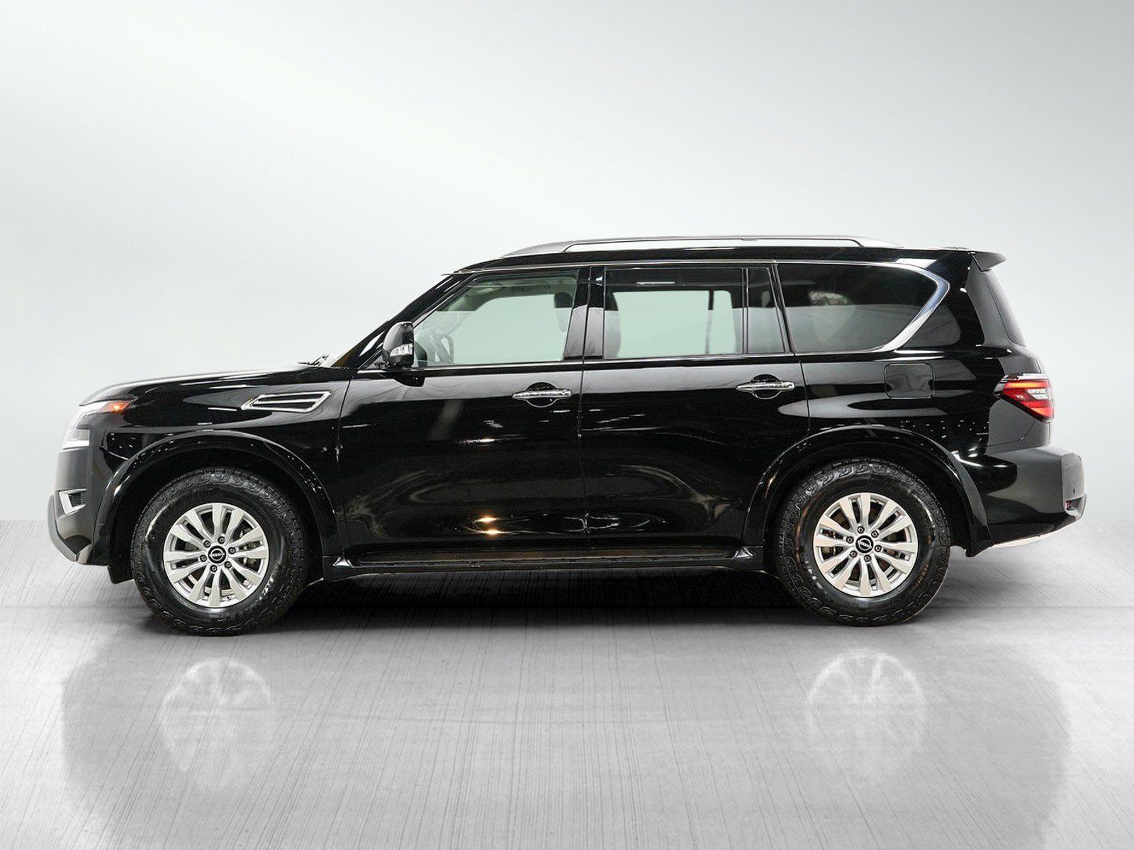 Used 2024 Nissan Armada SV AWD/4WD image 2