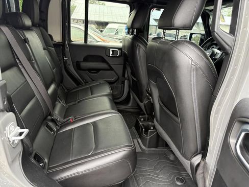 Used 2020 Jeep Gladiator Overland AWD/4WD image 16