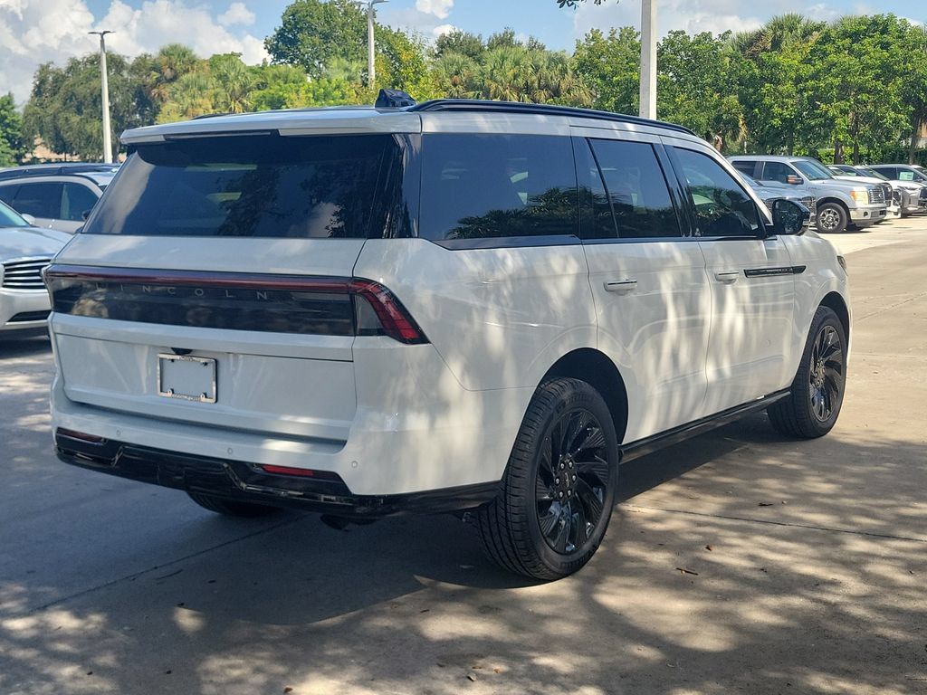 New 2025 Lincoln Navigator Reserve w/ Jet Appearance Package AWD/4WD image 4