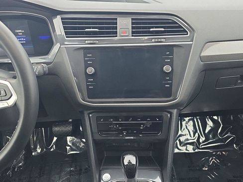Certified 2024 Volkswagen Tiguan SE w/ Panoramic Sunroof Package AWD/4WD image 8