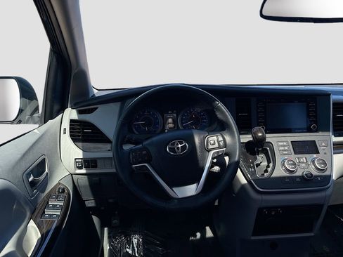 Used 2020 Toyota Sienna XLE w/ XLE Navigation Package image 23