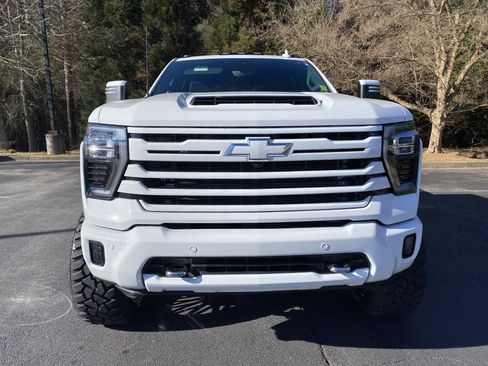 Used 2024 Chevrolet Silverado 2500 High Country w/ High Country Premium Package image 3