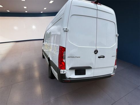 Used 2022 Mercedes-Benz Sprinter 2500 image 3